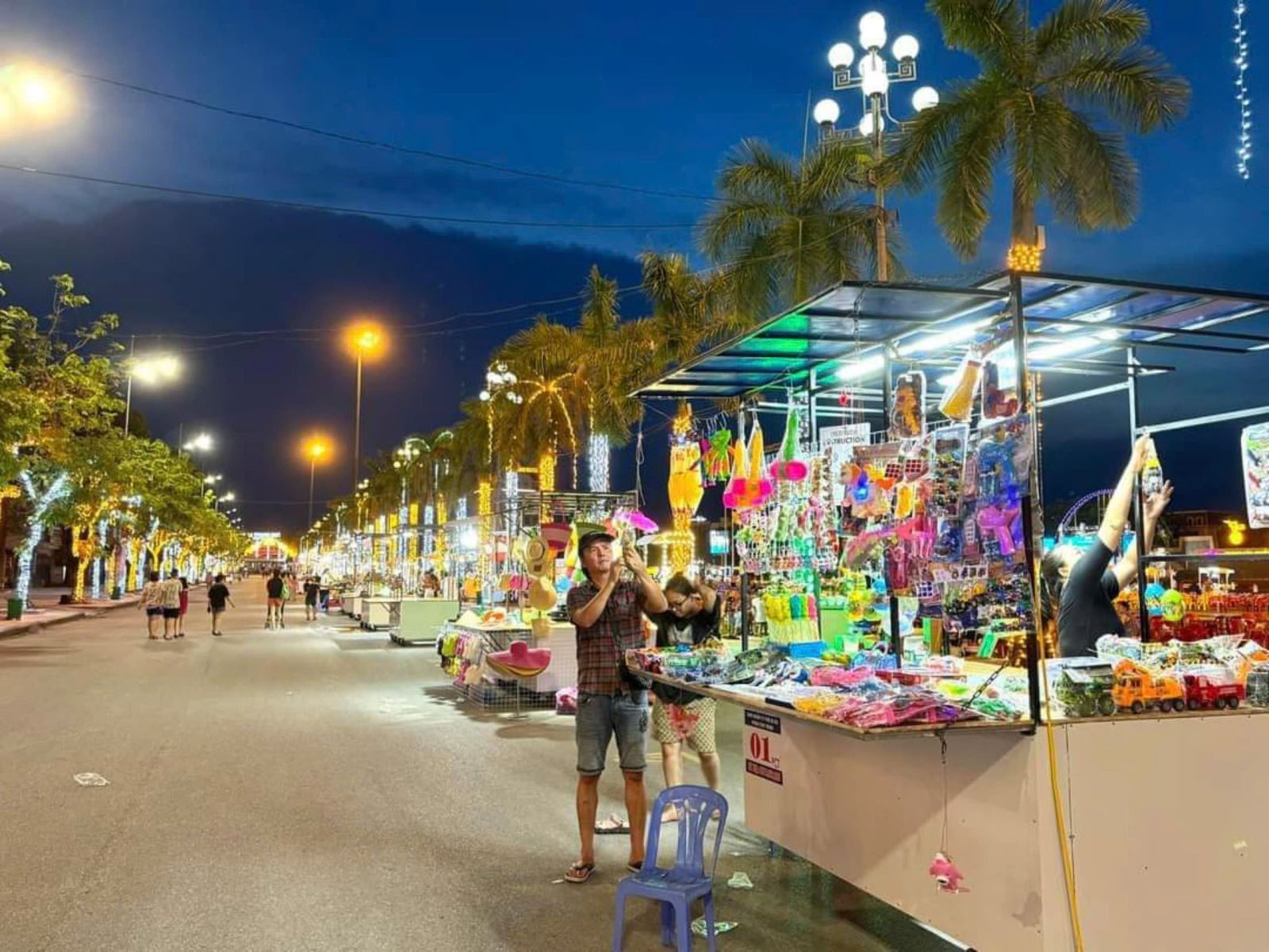 Không gian bán hàng trên tuyến phố đi bộ được bày trí bài bản 