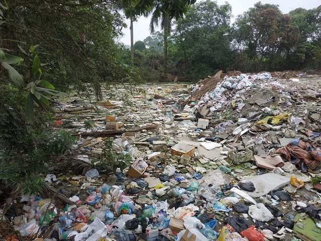 Một phần còn lại của hồ bị san lấp đang ô nhiễm nghiêm trọng