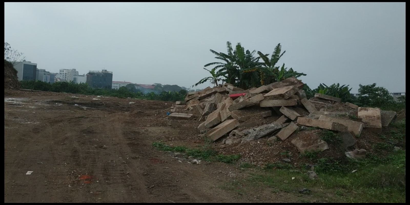 Để có mặt bằng hàng chục nghìn m2, ước tính hàng trăm nghìn tấn phế thải đã được đổ xuống khu vực này