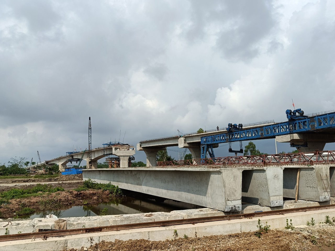 Cầu Lạch Sung: hoàn thành 02/02 mố; 14/14 trụ; phần đúc hẫng cân bằng; đúc xong 55/60 dầm Super T; lắp đặt xong 12/14 nhịp dẫn. Khối lượng còn lạichưa thi công: đúc 05 dầm Super T, lắp đặt 02 nhịp dẫn và phần mặt cầu. Dự kiến hợp long nhịp chính trước ngày 15/5/2024, hoàn thành công trình trước ngày 30/8/2024.