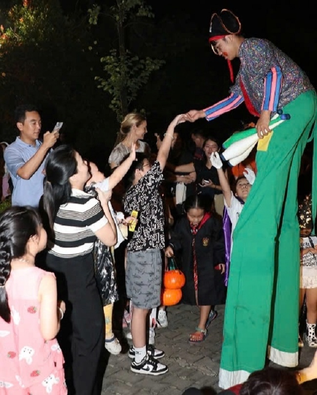 Hàng ngàn lượt khách ghé thăm và lưu lại những hình ảnh ấn tượng của lễ hội