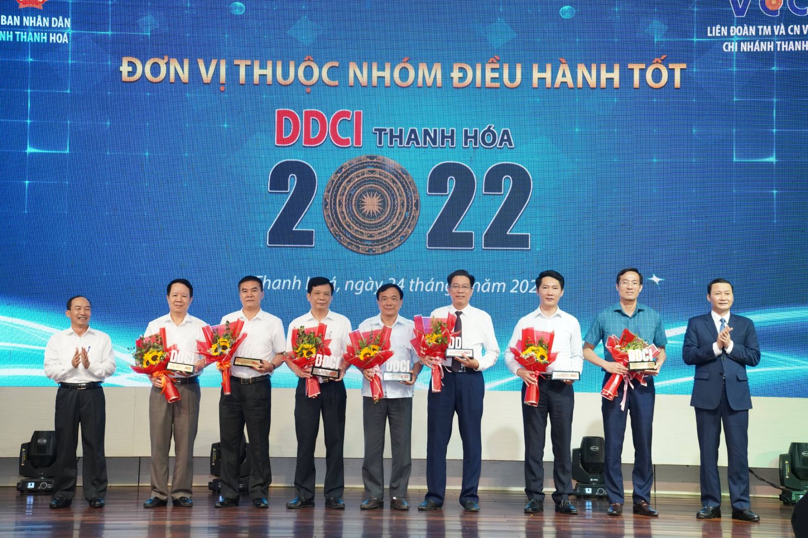 Các đơn vị nhận biểu trưng tốp đầu chỉ số DDCI Thanh Hoá năm 2022
