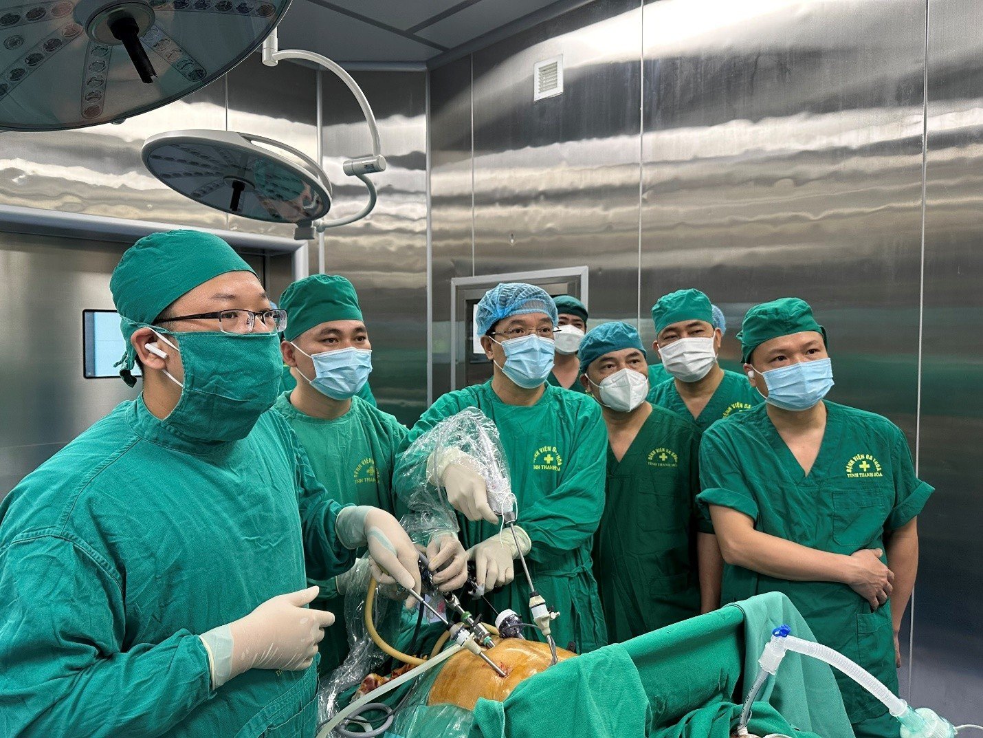Ê kíp các bác sĩ phẫu thuật cho bệnh nhân Bùi Thị B.
