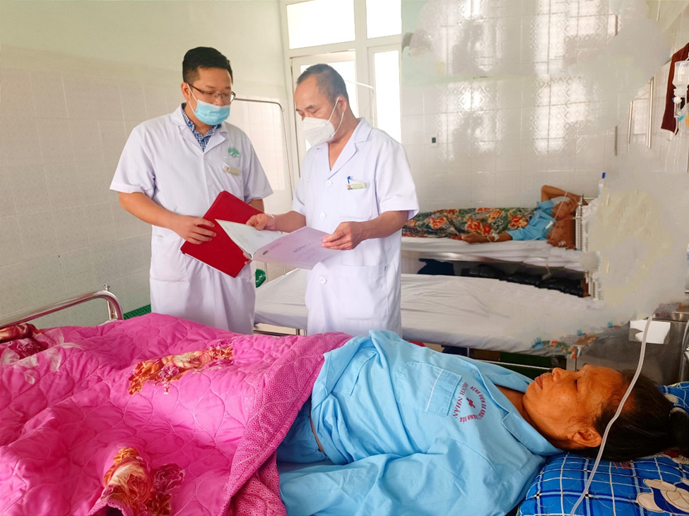 Các bác sĩ khoa Ngoại tiêu hóa – Gan mật xem lại hồ sơ bệnh án và hướng dẫn bệnh nhân chế độ ăn uống sau khi ra viện