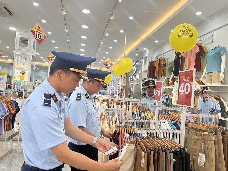 Đội QLTT số 7 kiểm tra đột xuất cửa hàng kinh doanh của SAVANI tại Ngọc Lặc, Thanh Hoá