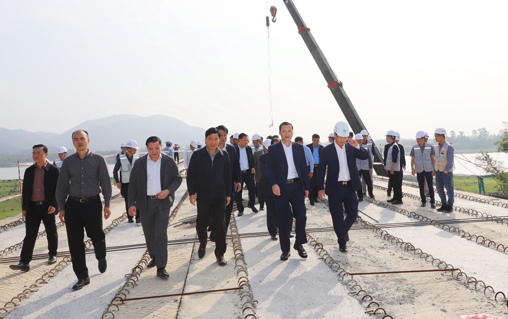 Chủ tịch UBND tỉnh Thanh Hoá, Đỗ Minh Tuấn tham dự lễ ra quân đầu năm tại tại Tiểu dự án 1 - cầu vượt sông Mã và đường 2 đầu cầu từ Km5+250 - Km7+250