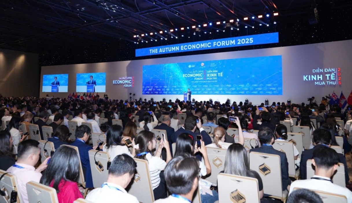 Thủ tướng khẳng định Việt Nam đang chuyển từ quản lý hành chính nặng nề sang tư duy kiến tạo, phục vụ nhân dân, giảm bớt cấp trung gian và thủ tục