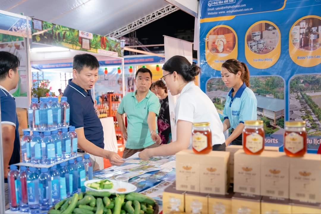 Không gian trưng bày sản phẩm OCCOP bên trong lễ hội