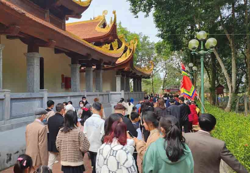 Di tích Phủ Na (Xuân Du, Như Thanh) lượng khách đến chật kín lối đi trong những ngày đầu năm