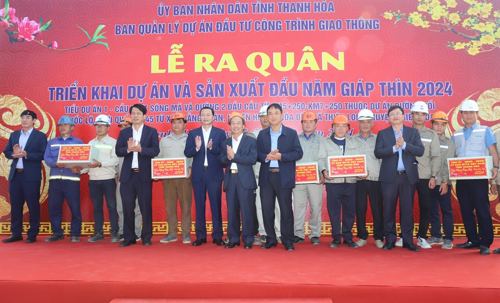 Các đồng chí lãnh đạo tỉnh Thanh Hoá  tặng quà cho công nhân công trình tại buổi lễ.