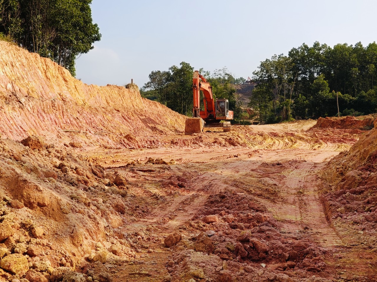 Rà soát các mỏ khoáng sản làm vật liệu san lấp trên địa bàn, đảm bảo đủ vật liệu theo tiến độ cho nhu cầu thi công của các dự án