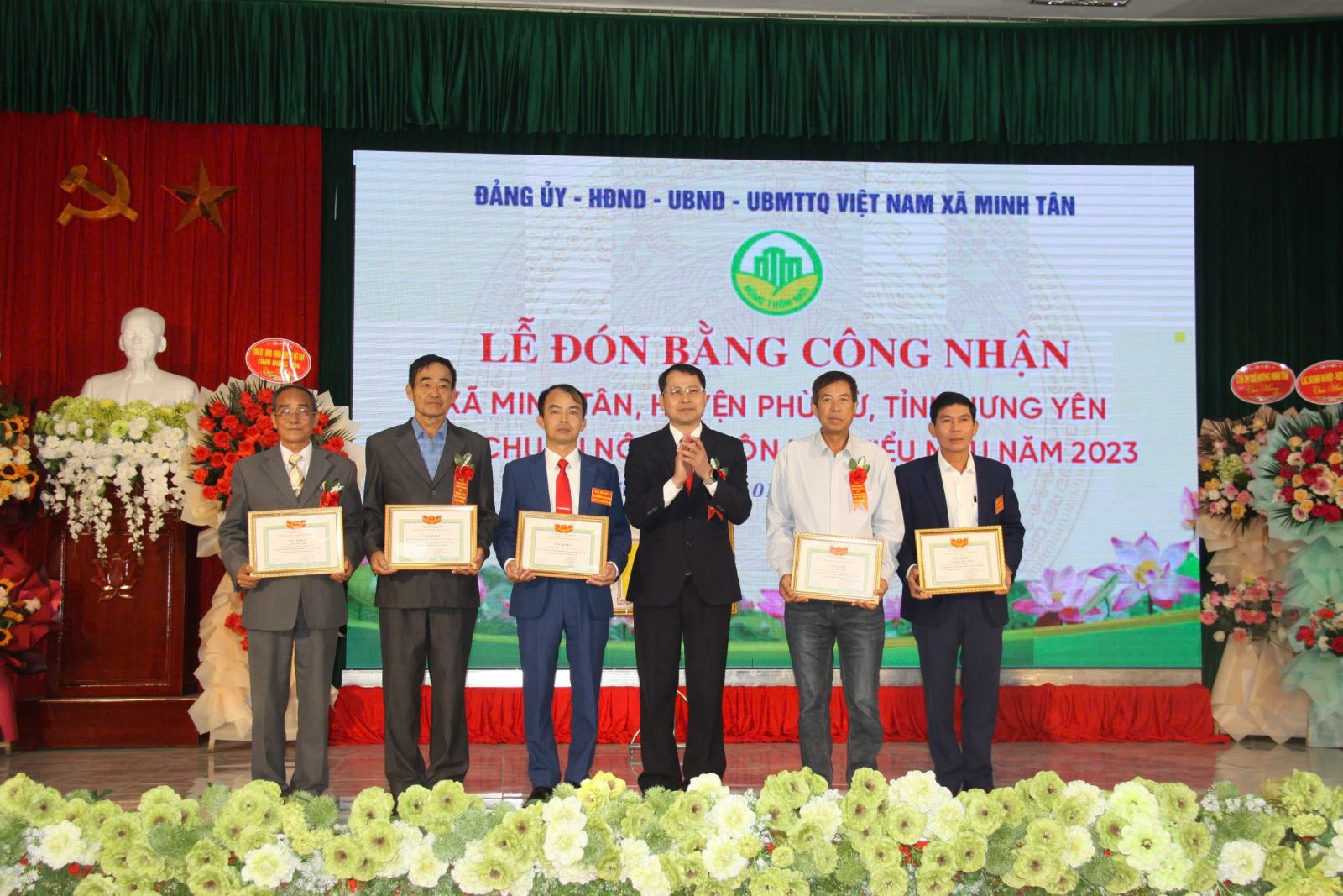 Xã Minh Tân đón bằng công nhận đạt chuẩn nông thôn mới kiểu mẫu