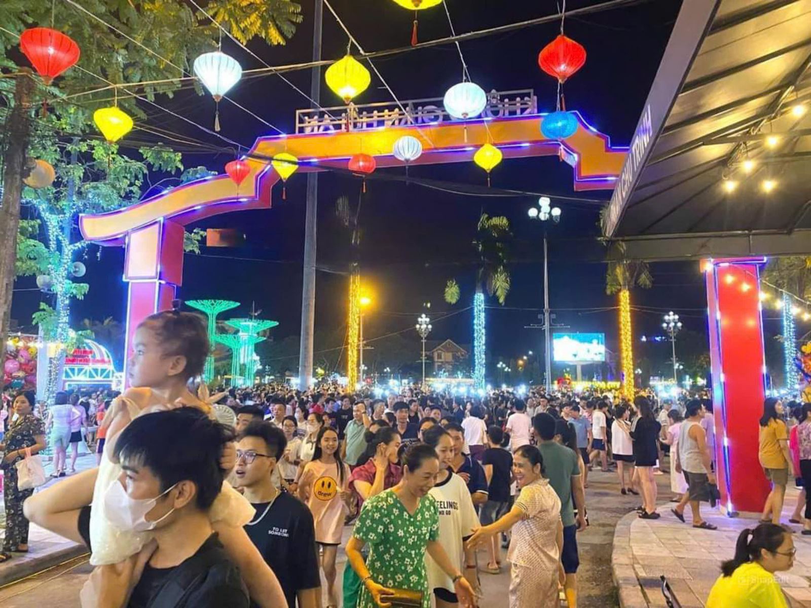 Đông đảo người dân và du khách trong đêm khai trương 
