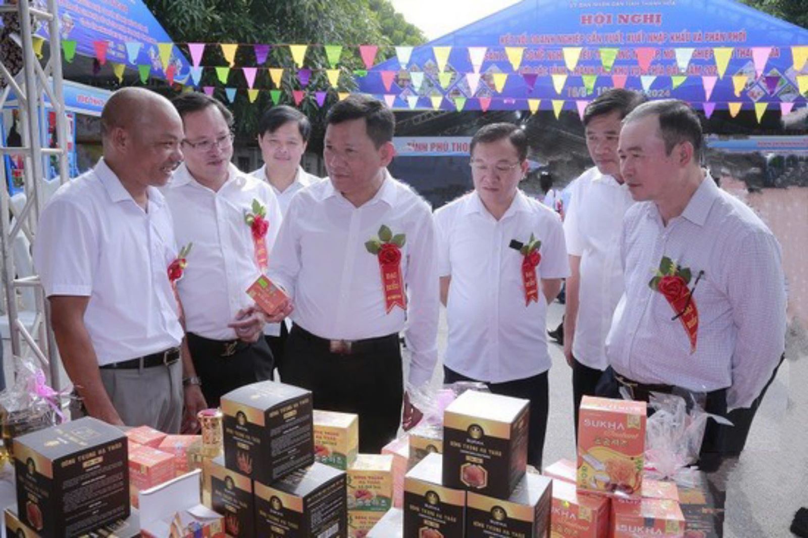 Phó Chủ tịch UBND tỉnh Thanh Hoá, Nguyễn Văn Thi cùng các đại biểu tham quan gian hàng