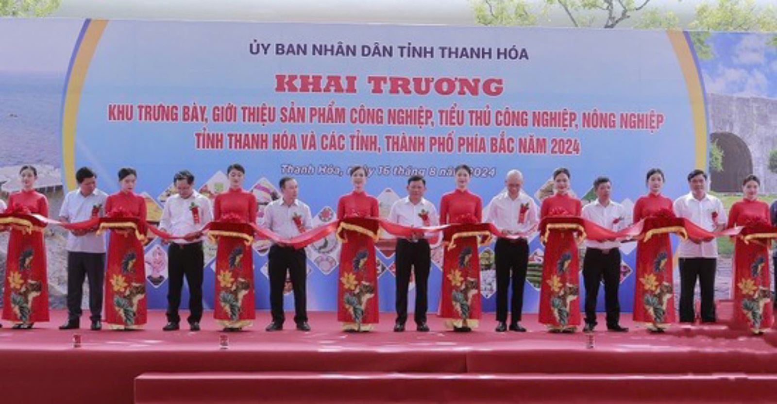 Các đại biểu thực hiện nghi lễ cắt băng khai trương Không gian trưng bày, giới thiệu sản phẩm công nghiệp, tiểu thủ công nghiệp, nông nghiệp tỉnh Thanh Hoá và các tỉnh, thành phố phía Bắc năm 2024.  Khu trưng bày, giới thiệu sản phẩm công nghiệp, tiểu thủ công nghiệp, nông nghiệp 