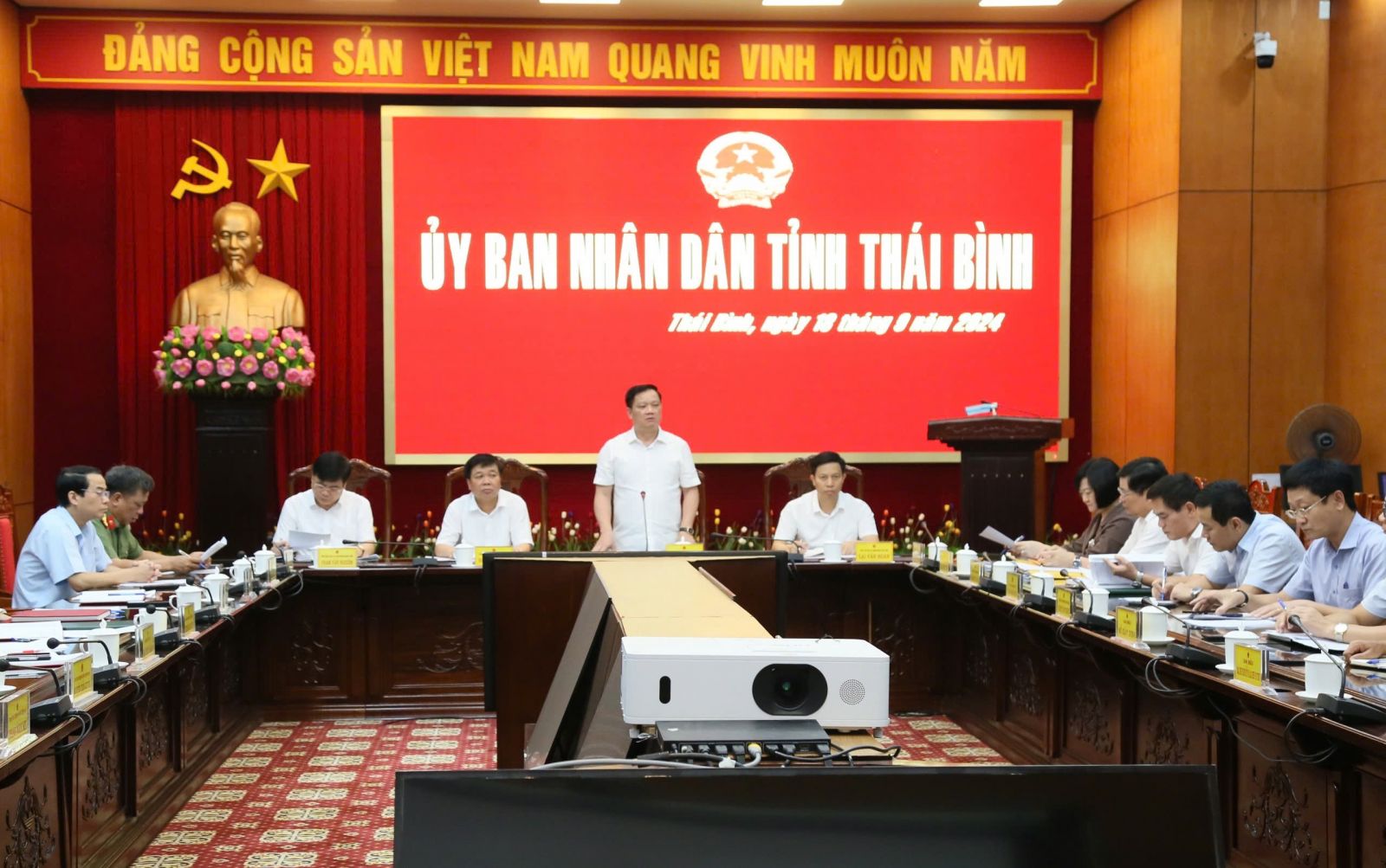 Ông Nguyễn Khắc Thận, Phó Bí thư Tỉnh ủy, Chủ tịch UBND tỉnh phát biểu tại cuộc họp UBND tỉnh nghe báo cáo kết quả thu hút đầu tư 8 tháng năm 2024 và xây dựng môi trường đầu tư kinh doanh ngày 18/9/ Ảnh thaibinh.gov.vn