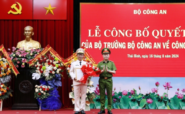 Thứ trưởng Nguyễn Ngọc Lâm trao quyết định cho Đại tá Trần Xuân Ánh/ Ảnh Đảng cộng sản