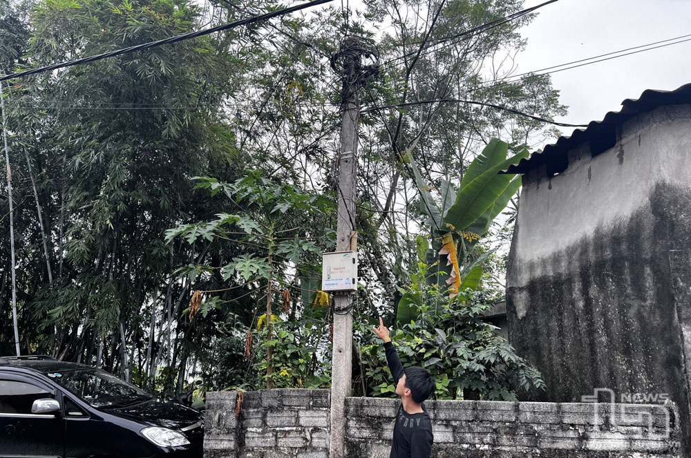 Hai năm nay người dân xóm Là Dương, xã Lâu Thượng vẫn phải sử dụng hệ thống điện cũ dù công trình chống quá tải điện đã xây dựng xong - (Ảnh báo TN)