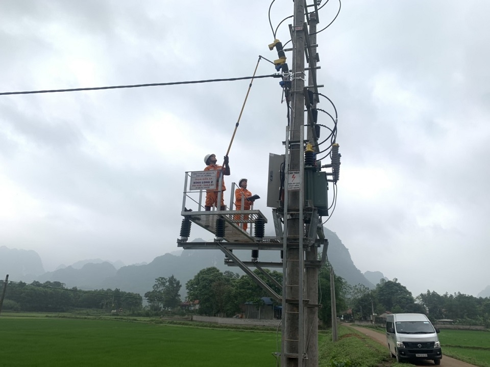 Công nhân Điện lực Võ Nhai thực hiện đóng điện TBA Bình Long 2 (Ảnh NPC)