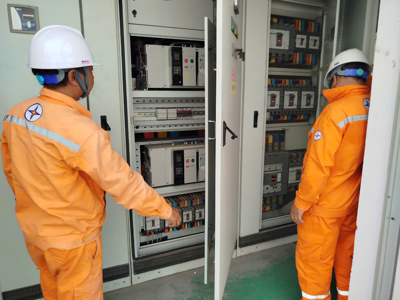 Công nhân Điện lực thực hiện kiểm tra định kỳ tình trạng vận hành của Thiết bị điện thuộc tài sản của Khách hàng (có thuê QLVH)