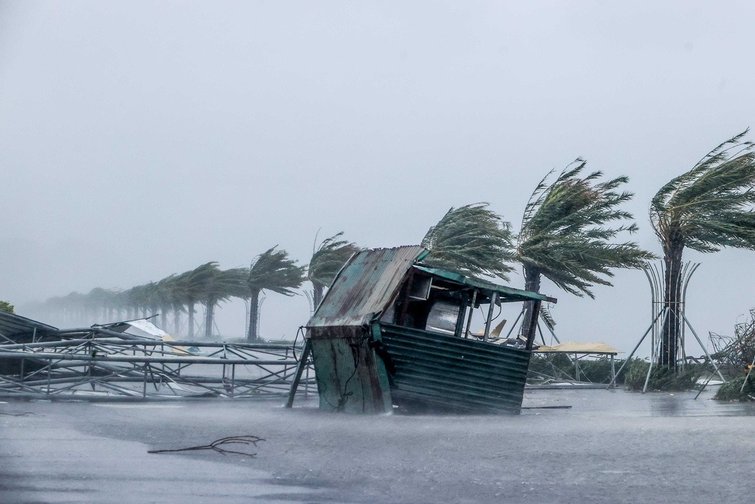 Cổng chào ở đường bao biển Hạ Long - Cẩm Phả bị gió quật đổ, khiến giao thông tại khu vực này bị tê liệt - Ảnh: NGUYỄN KHÁNH/ Báo Tuổi trẻ
