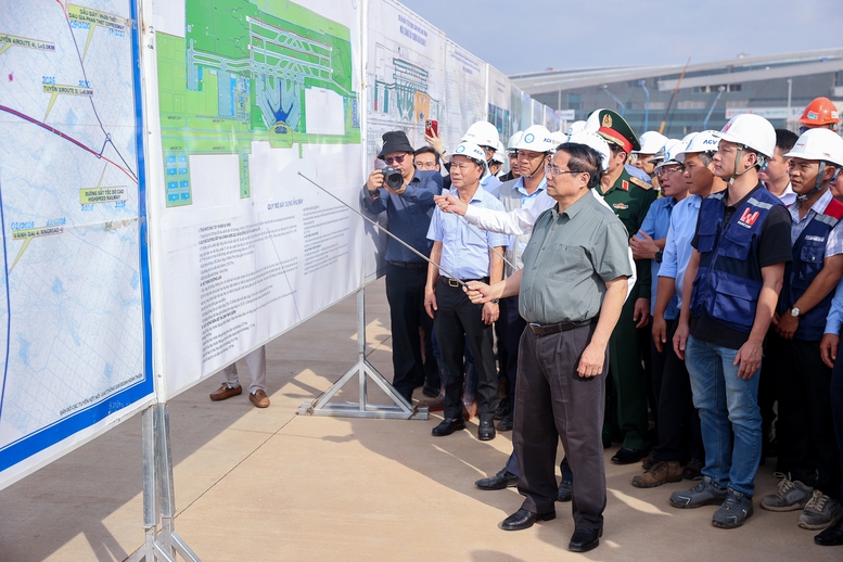 Thủ tướng Chính phủ Phạm Minh Chính kiểm tra tiến độ, kỹ thuật tại sân bay Long Thành chiều 14/12/2025.