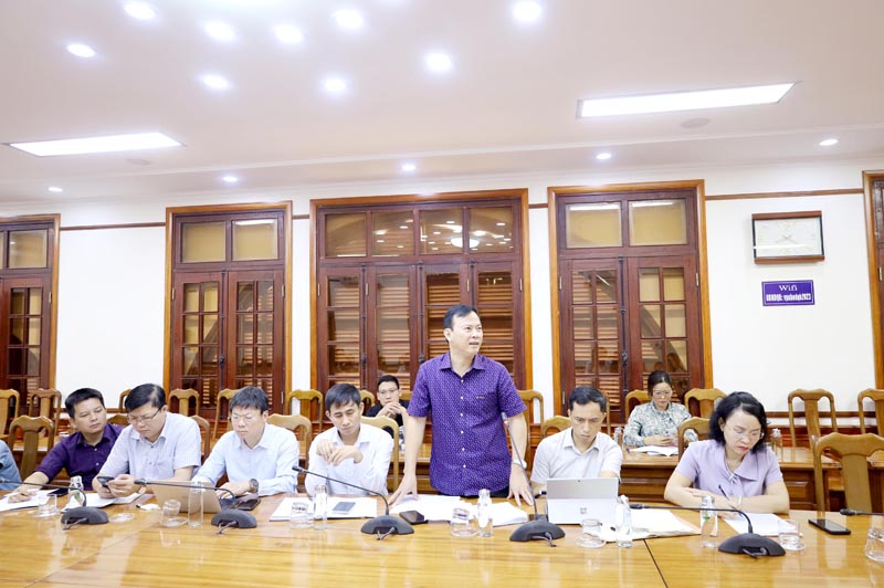 Các đại biểu tham dự cho kiến nghị, đề xuất tại buổi làm việc.