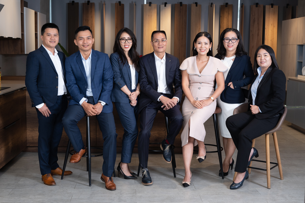 Ông Lê Đức Nghĩa (chính giữa) - Chủ tịch HĐQT Gỗ An Cường