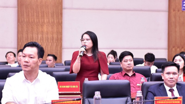 Đại biểu nêu ý kiến thảo luận tại phiên đối thoại.