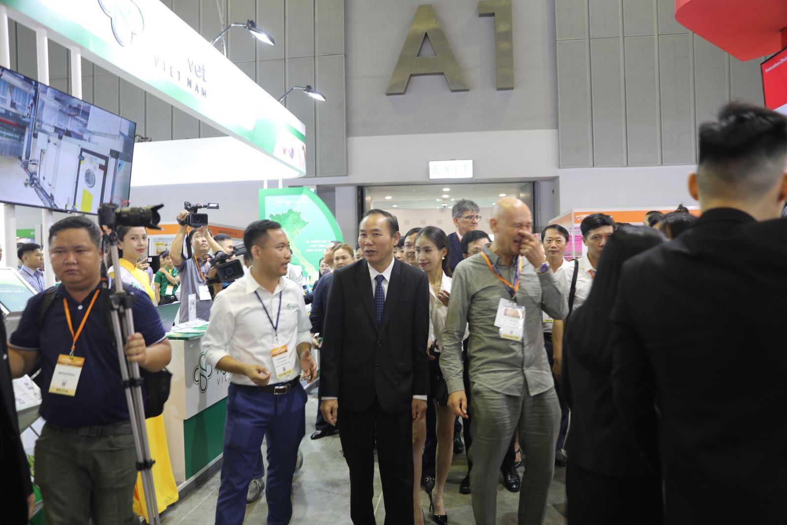 Thứ trưởng bộ NN&PTNT cùng các doanh nghiệp tham quan gian hàng tại triễn lãm