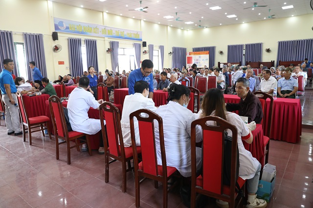 Đại diện Dược phẩm Tâm Bình trao quà cho người dân