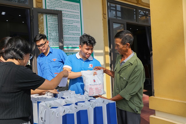 Các bác sĩ thăm khám, tư vấn sức khỏe cho người dân