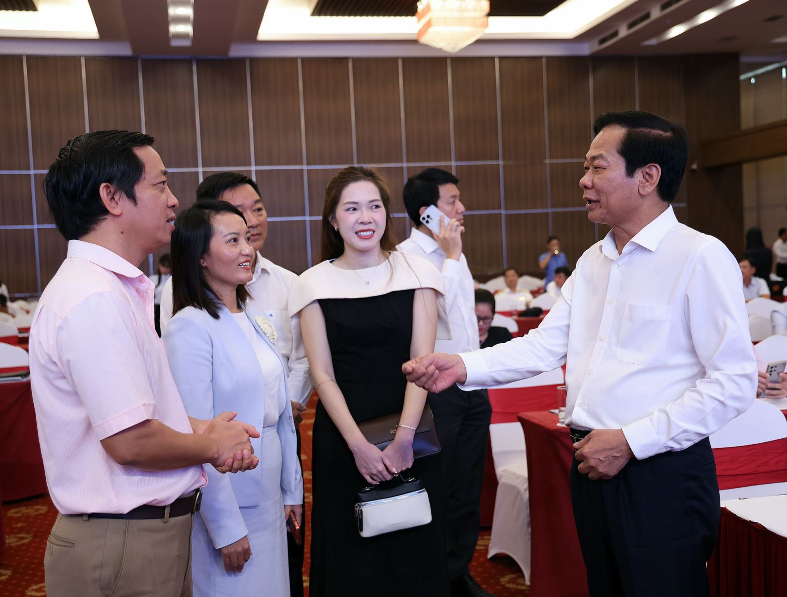 Bí thư Thành ủy Cần Thơ Đỗ Thanh Bình trao đổi với các doanh nghiệp - Ảnh: VGP/LS