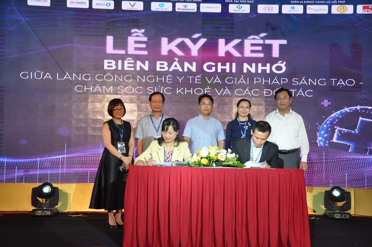 Lễ ký kết biên bản ghi nhớ giữa làng công nghệ y tế và giải pháp sáng tạo chăm sóc sức khỏe và các đối tác.