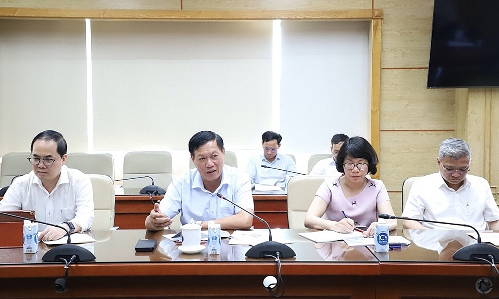 Thứ trưởng Bộ Y tế Đỗ Xuân Tuyên phát biểu tại buổi làm việc, ngày 31/7, tại trụ sở Bộ Y tế./Ảnh báo Xây dựng
