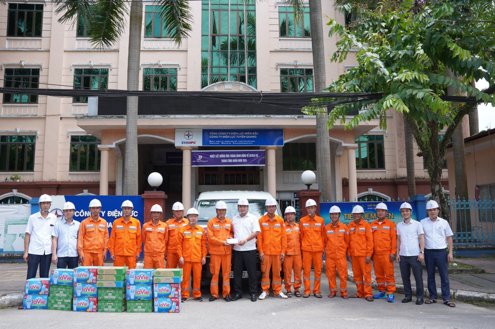 Lực lượng xung kích Công ty Điện lực Tuyên Quang lên đường hỗ trợ nhà thầu Sông Đà 11 thi công vị trí cột số 356 dự án đường dây 500kV mạch 3 Quảng Trạch - Phố Nối.