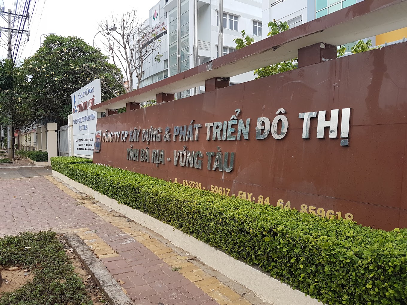 UDEC) vừa bị UBCKNN ra quyết định xử phạt hành chính với số tiền 92,5 triệu đồng do vi phạm trong lĩnh vực chứng khoán và thị trường chứng khoán; 