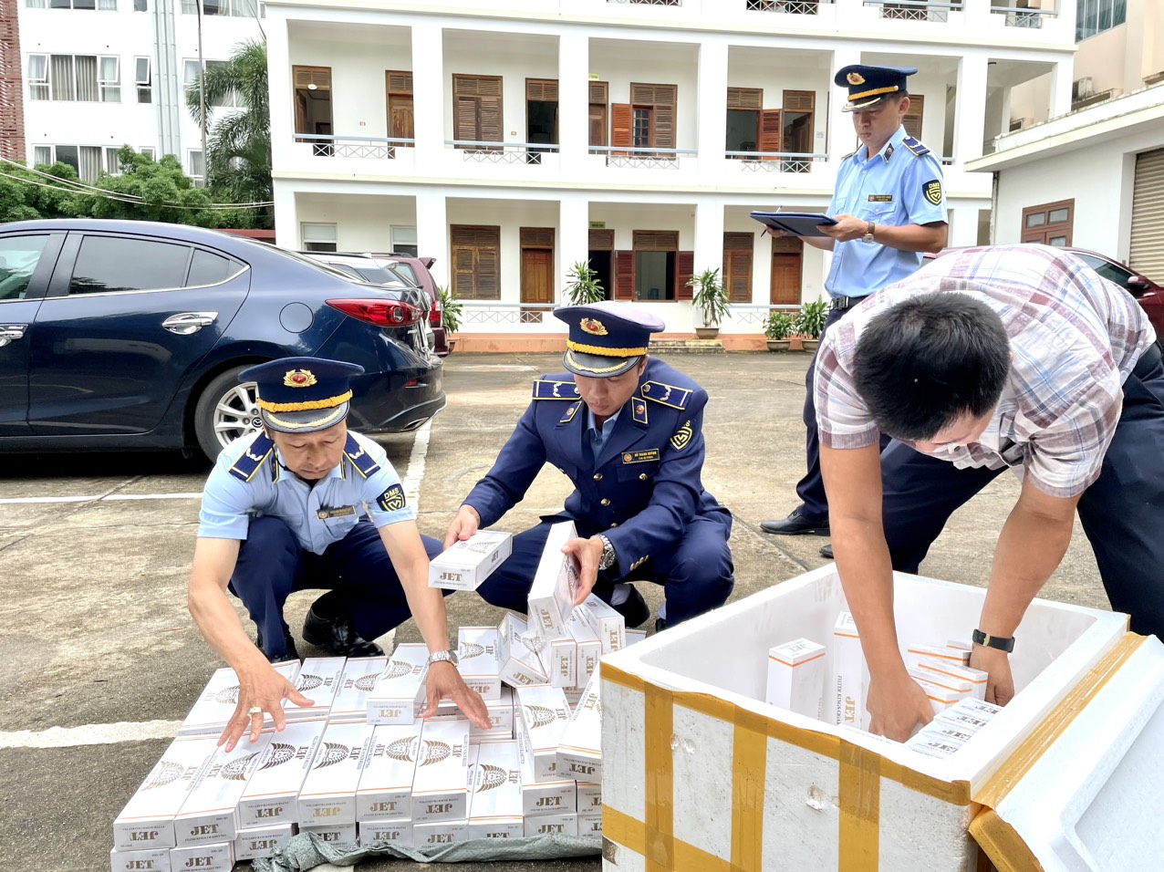 Lực lượng Quản lý thị trường thực hiện kiểm điểm số lượng thuốc lá nghi nhập lậu