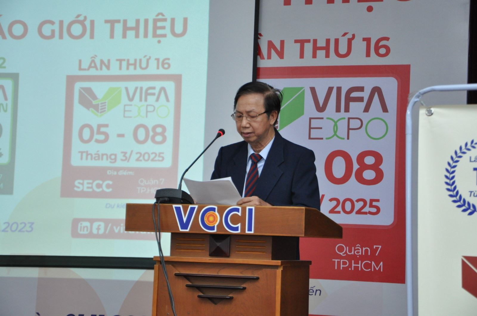 Ông Đặng Quốc Hùng, Tổng Giám đốc Công ty Gỗ Liên Minh phát biểu tại buổi họp báo.