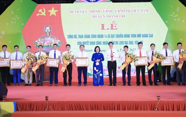 Phó Bí Thư Thường trực Thành ủy Hà Nội Nguyễn Thị Tuyến; Bí thư Huyện ủy Thanh Trì Lê Tiến Nhật trao Bằng công nhận và tặng hoa chúc mừng các xã đạt chuẩn NTM nâng cao.