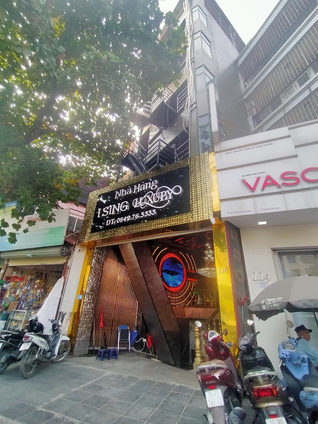 Karaoke Ising, địa chỉ tại 116 Trần Duy Hưng, Trung Hòa, Cầu Giấy, Hà Nội; Các lỗi vi phạm: Không duy trì chế độ hoạt động thường trực của hệ thống chữa cháy đã được trang bị theo quy định của pháp luật,….đã đổi mô hình nhà hàng,… Đã có quyết định tạm đình chỉ với số tiền phạt là 34 triệu đồng nhưng công trình vẫn đang hoạt động.