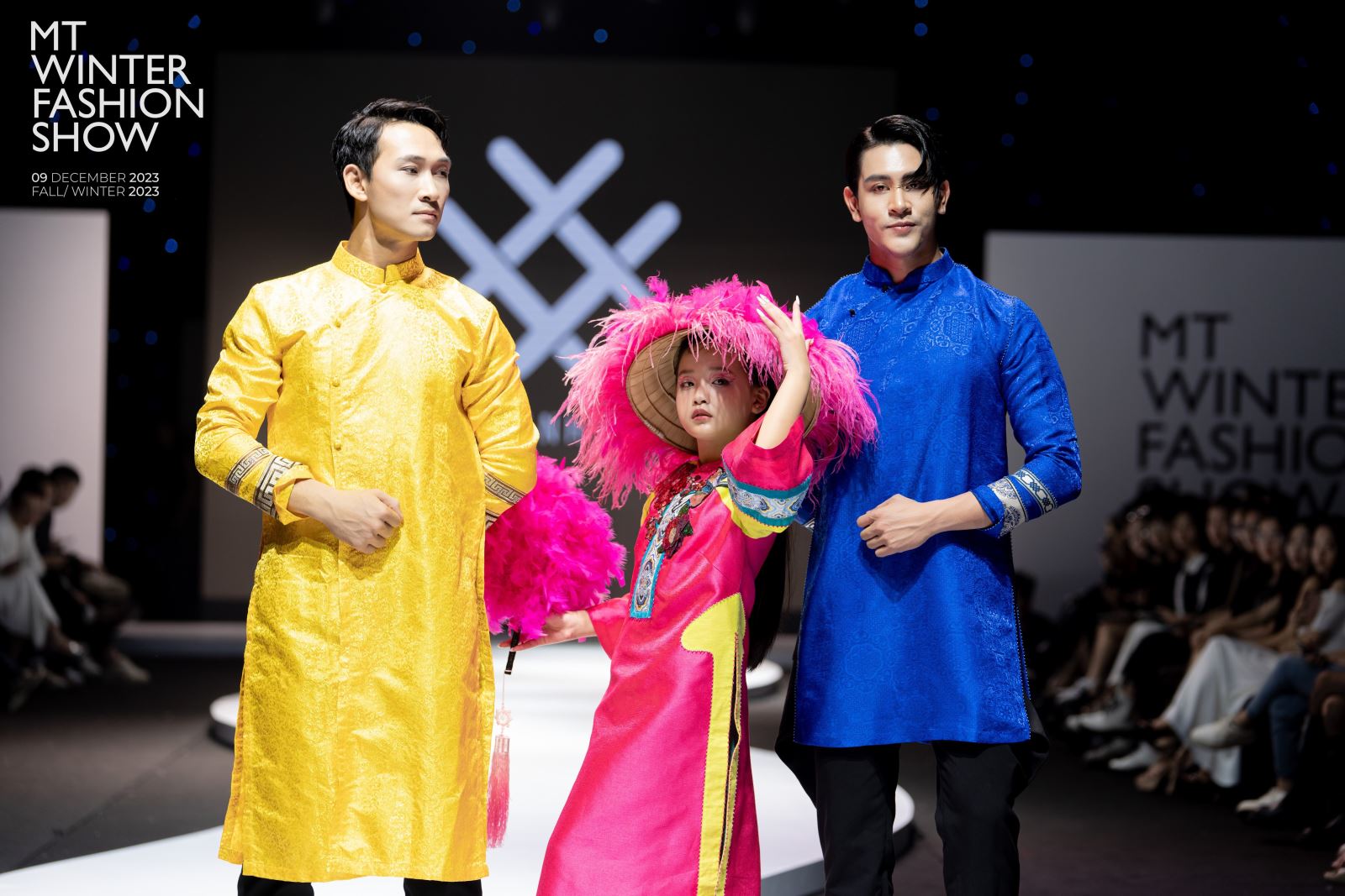 Mẫu nhí Bảo An cùng hai siêu mẫu trong thiết kế NTK Cao Minh Tiến