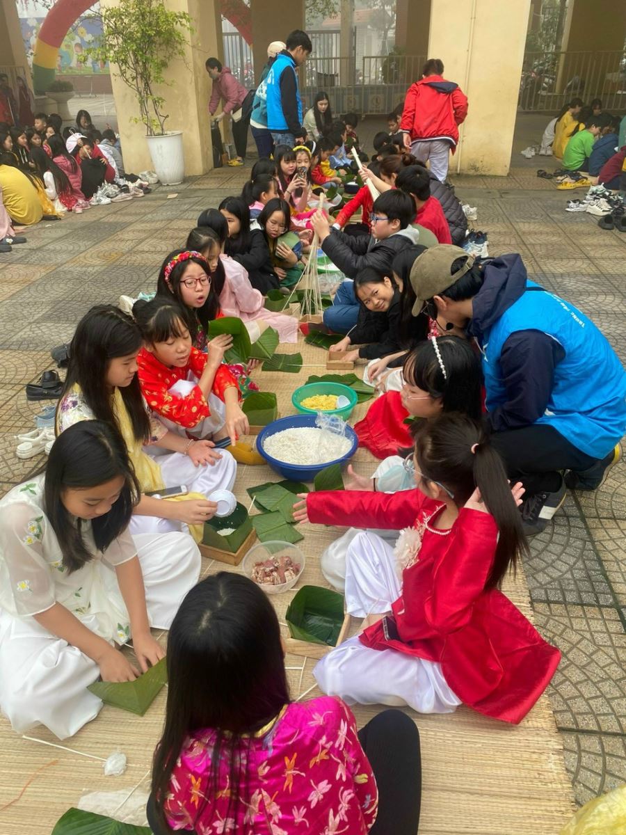 Học sinh trường Tiểu học Thanh Xuân Nam hào hứng khi được trải nghiệm gói bánh chưng