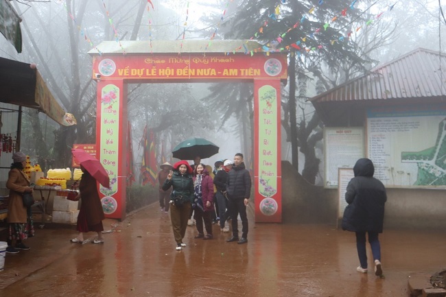 Rất đông du khách thập phương về dự lễ hội đền Am Tiên