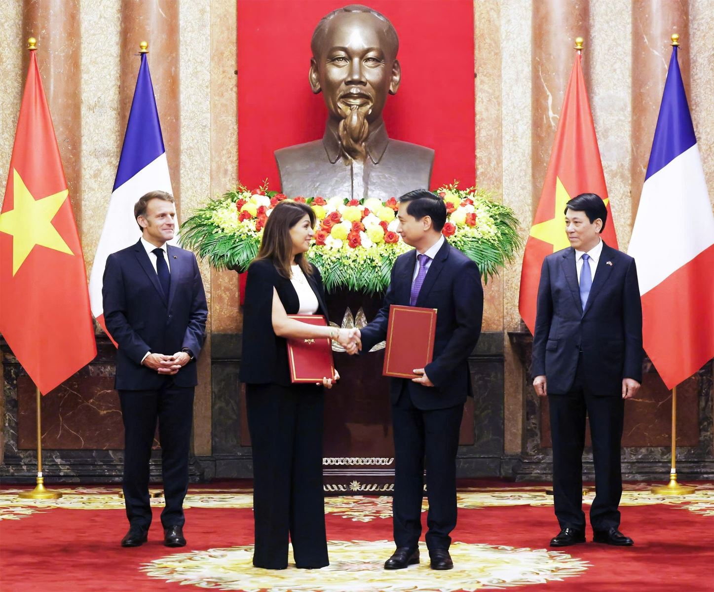 dưới sự chứng kiến của Chủ tịch nước Lương Cường và Tổng thống Cộng hòa Pháp Emmanuel Macron, Công ty Vắc xin Việt Nam (VNVC) và Tập đoàn dược phẩm Sanofi (Pháp) đã trao văn kiện thỏa thuận hợp tác chuyển giao công nghệ sản xuất vắc xin của Sanofi tại Nhà máy Vắc xin và Sinh phẩm VNVC, Việt Nam.