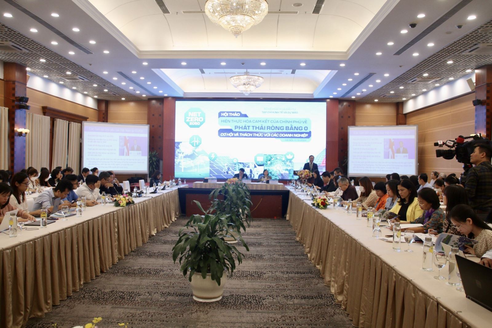 Toàn cảnh Hội thảo “Hiện thực hóa cam kết phát thải ròng bằng 0: Cơ hội và thách thức với các doanh nghiệp”. Ảnh: Trần Thuỳ