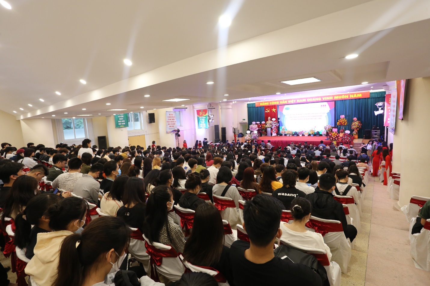 Ngày hội việc làm thu hút sự quan tâm đặc biệt của sinh viên và giảng viên toàn trường.