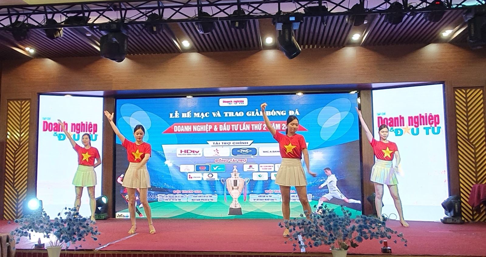Tiết mục văn nghệ tại lễ trao giải và bế mạc giải bóng đá Doanh nghiệp vầ Đầu tư lần thứ 2 tại Thành phố Hà Tĩnh
