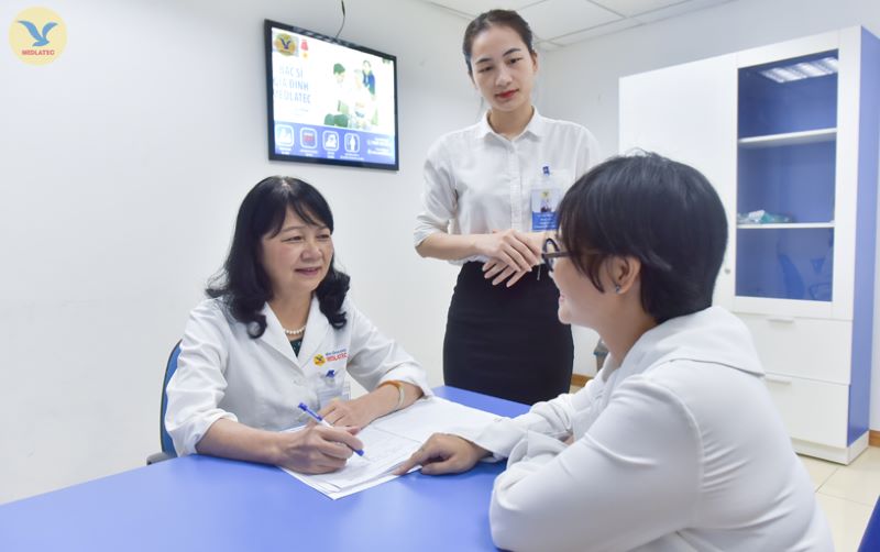 Chuyên gia trực tiếp thăm khám tại Hệ thống Y tế MEDLATEC