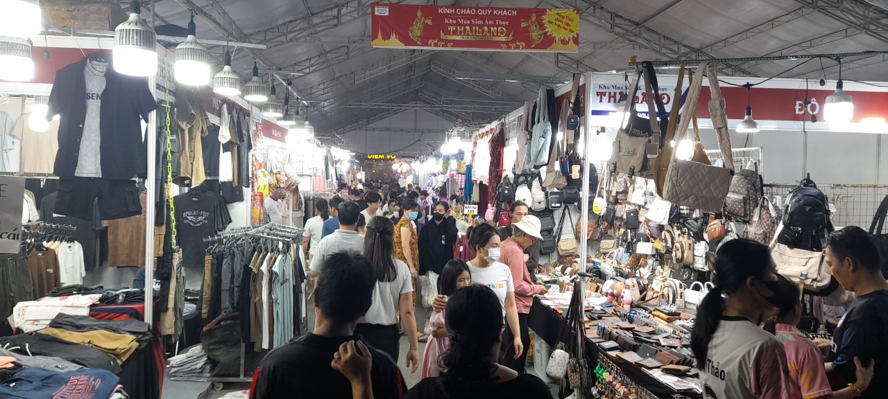 Đông đảo người dân tham gia mua sắm tại hội chợ